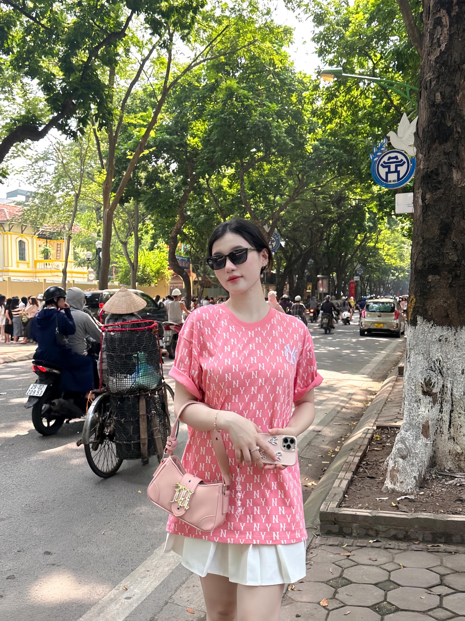 Trên trang cá nhân, cô gái trẻ thường xuyên cập nhật những hình ảnh xinh đẹp, năng động