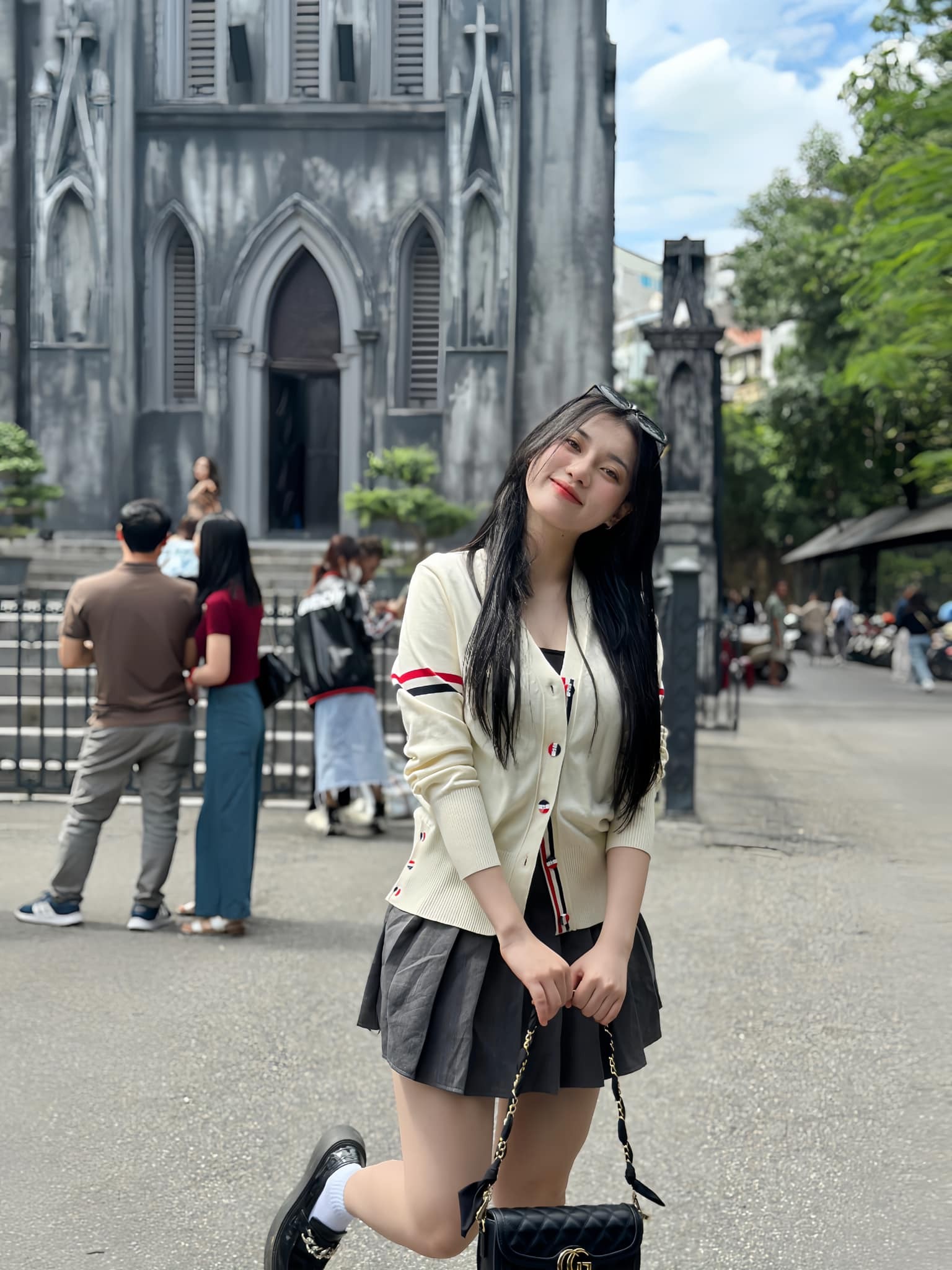 Cô nàng sở hữu gương mặt xinh đẹp, làn da trắng muốn phát sáng. Mái tóc đen dài cùng biểu cảm dễ thương làm xao xuyến lòng người