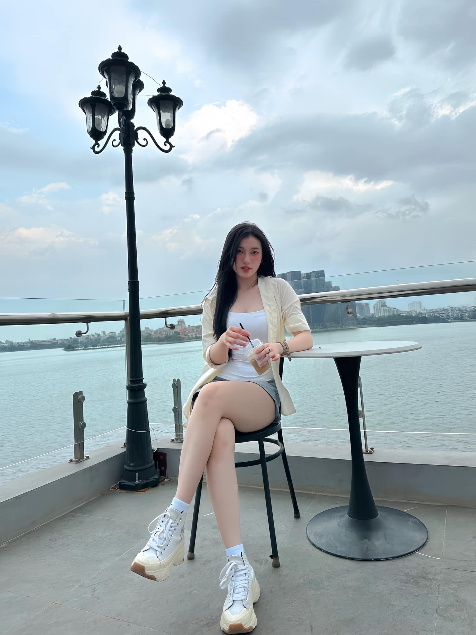 Thùy Linh đến từ Quảng Ninh, hiện đang là sinh viên trường Đại học sư phạm nghệ thuật Trung ương