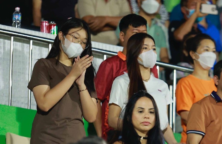 Mỗi lần xuất hiện tại khán đài, cô đều thu hút ánh mắt người xem. Dù đeo khẩu trang nhưng có thể thấy bạn gái Văn Lâm vẫn rất xinh đẹp, dễ dàng được nhận ra ở bất cứ đâu