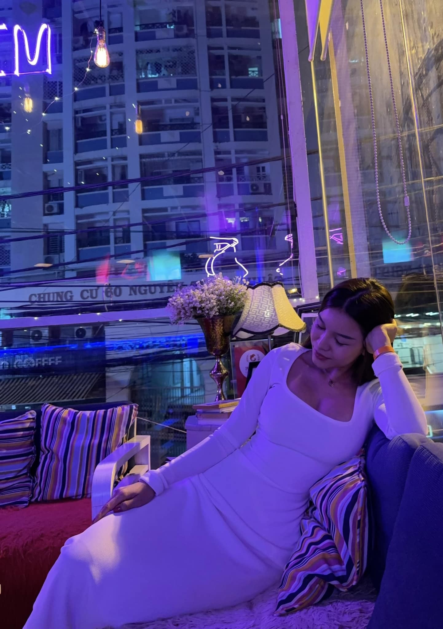 Sau 5 năm hẹn hò, cặp đôi bắt đầu thoải mái hơn trong việc “hé lộ” chuyện tình cảm. Nhiều fan mong chờ sẽ sớm thấy Văn Lâm và Yến Xuân về chung một nhà