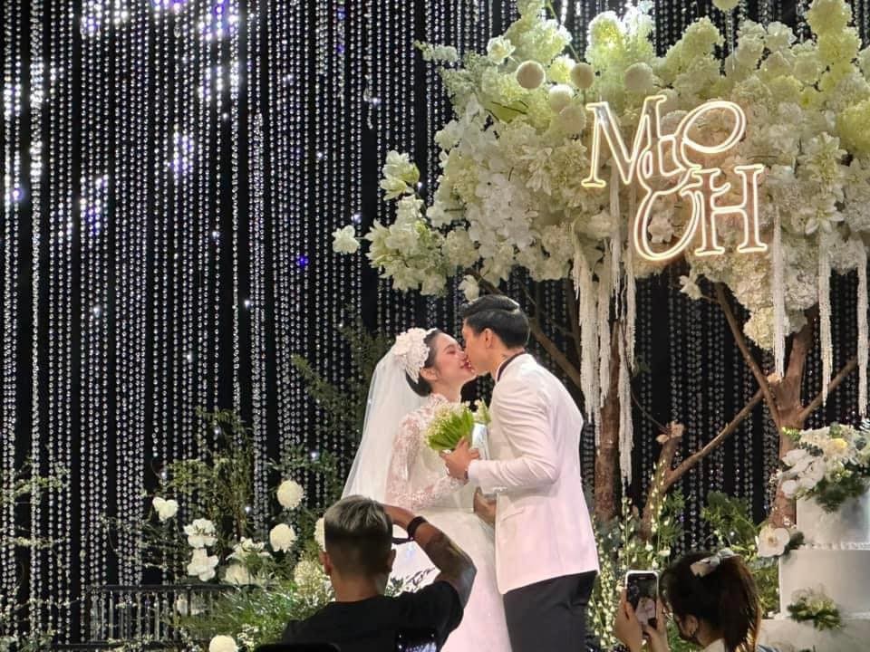 Dàn khách VIP đổ bộ đám cưới Đoàn Văn Hậu - Doãn Hải My - Ảnh 8