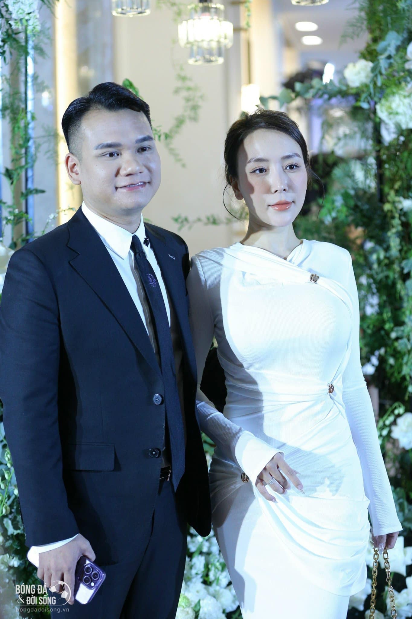 Ca sĩ Khắc Việt và bà xã DJ Thảo Bebe, rạng rỡ trong lễ cưới Văn Hậu và Hải My