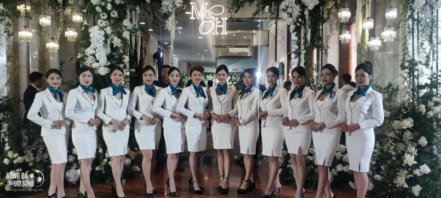 Dàn phục vụ xinh như người mẫu tại đám cưới Văn Hậu