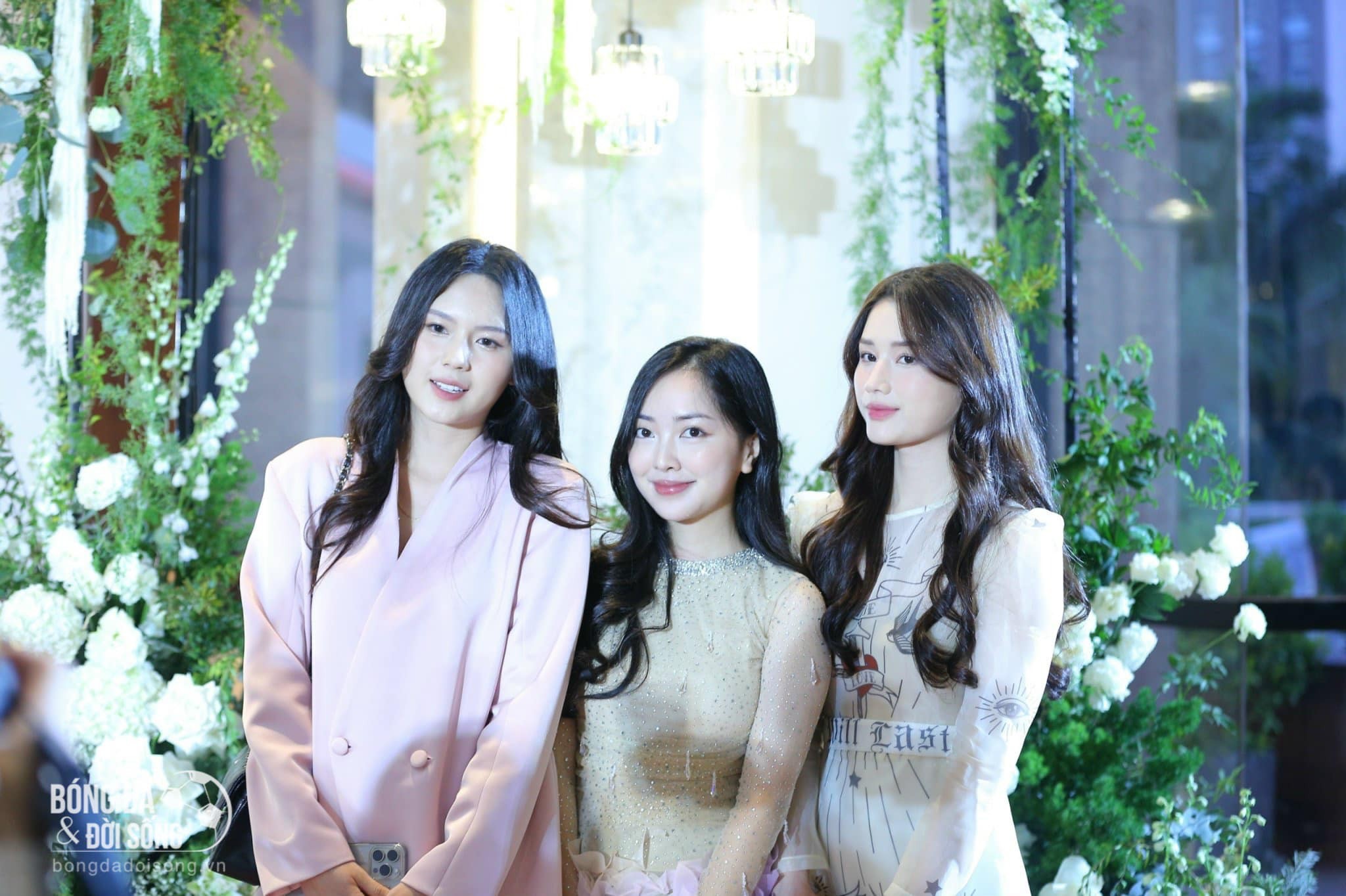 Vợ của 2 cầu thủ Thành Chung và Đức Chinh và bạn của cô dâu Hải My lung linh trong lễ cưới Văn Hậu