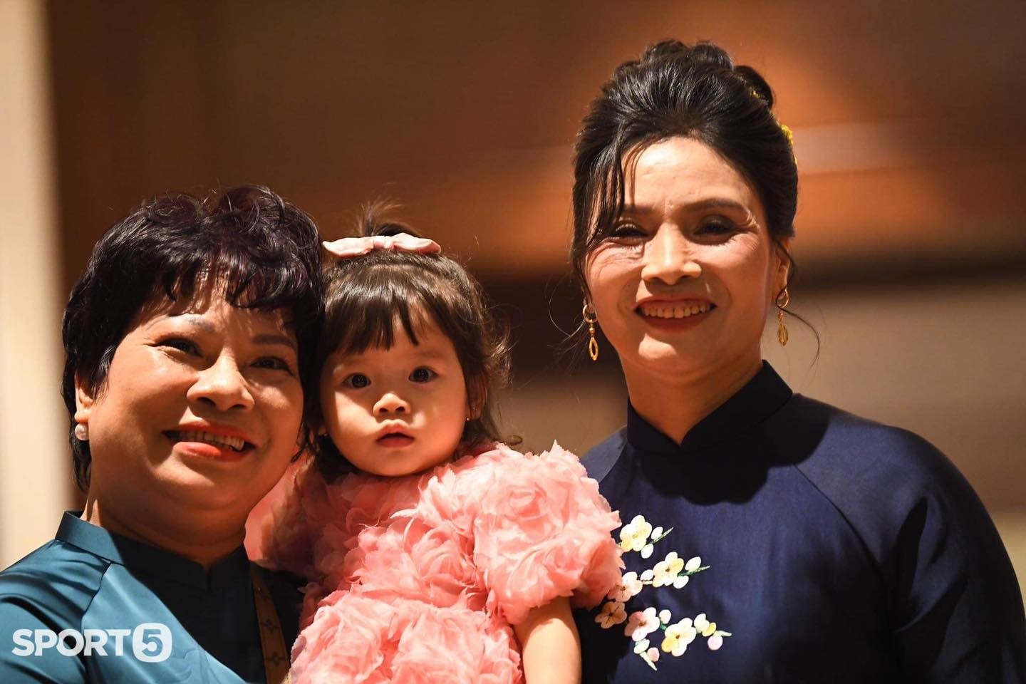 Bà Vũ Thị Nụ - mẹ chú rể Đoàn Văn Hậu rạng rỡ chuẩn bị cho lễ thành hôn của con trai