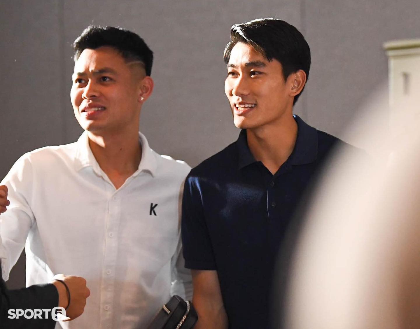 Tiền vệ Đức Chiến cùng tiền đạo Nhâm Mạnh Dũng