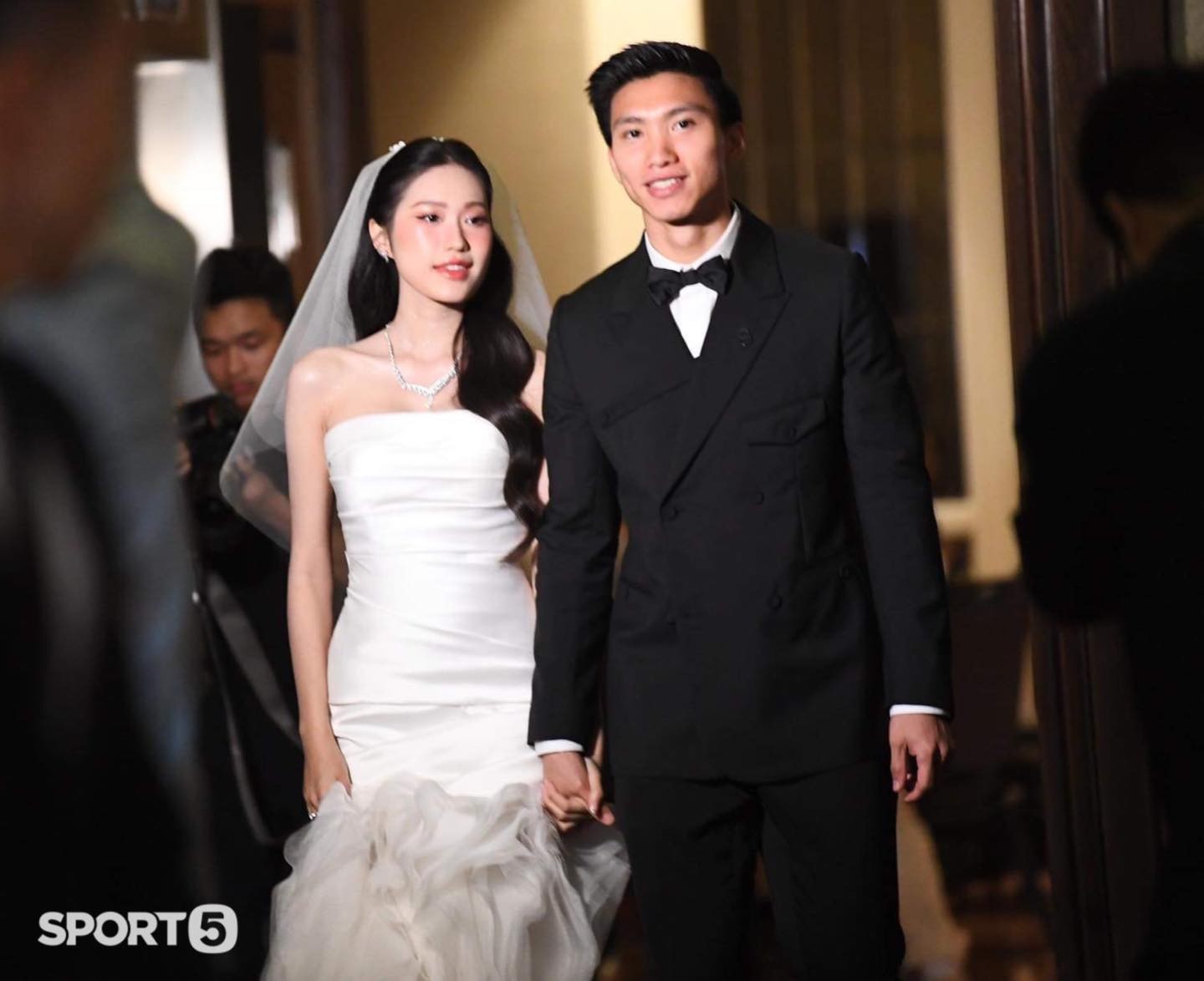 Văn Hậu nắm chặt tay Hải My bước vào lễ cưới