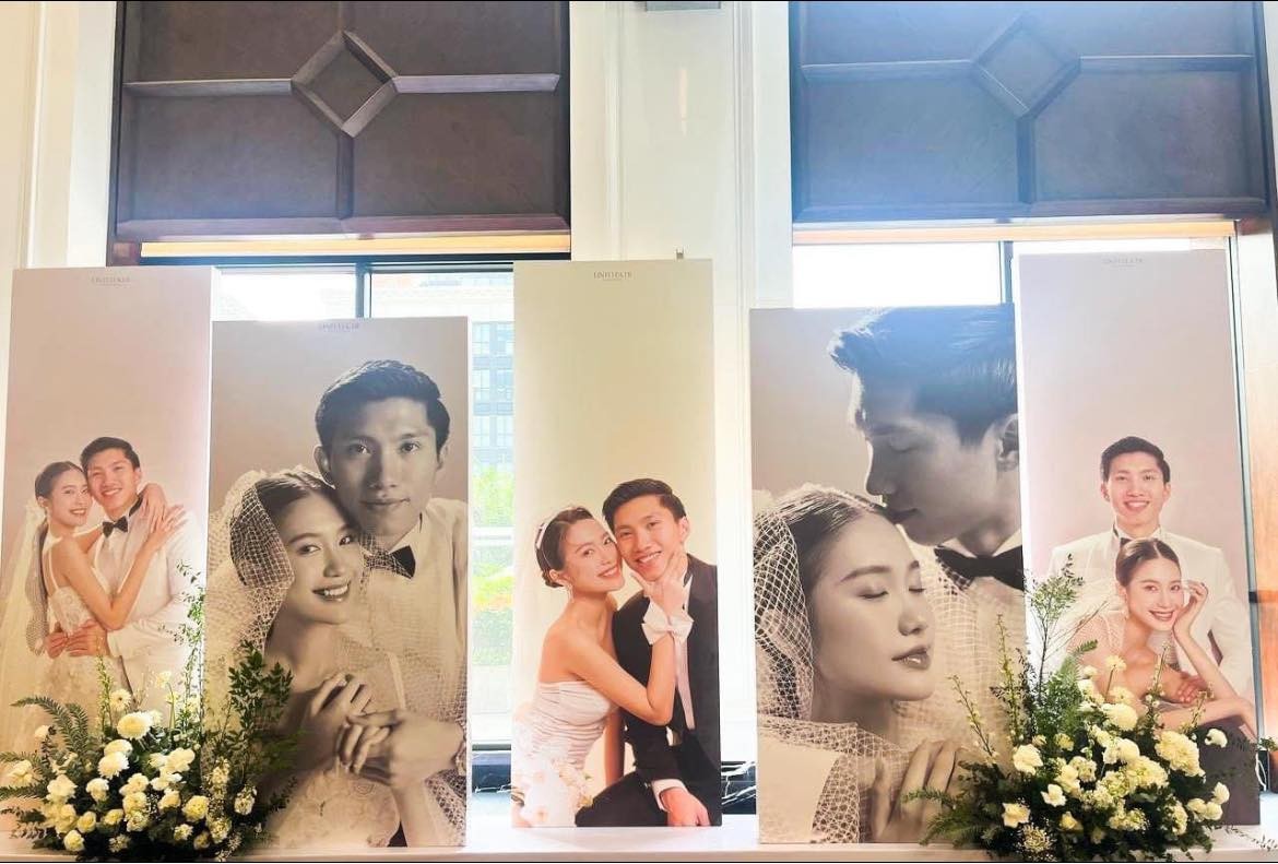 Ngoài hoa tươi trang trí, ảnh cưới của cặp đôi cũng phóng khổ lớn và được dựng ở sảnh khách sạn. Ảnh: Internet