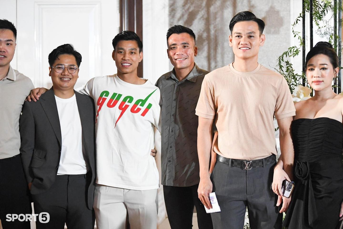 Dàn tuyển thủ Quốc gia có mặt để chúc phúc cho Văn Hậu và Hải My