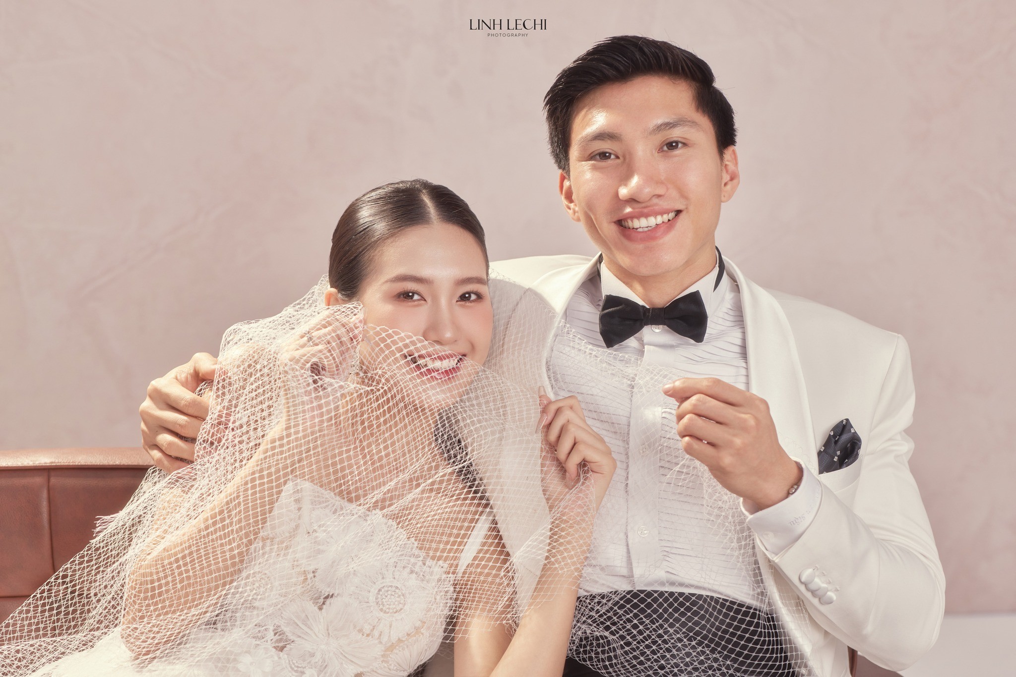 Dù khá bận rộn nhưng mới đây người trong cuộc không quên 'nhá hàng' thêm một số bức ảnh cưới vô cùng chất chơi. Ảnh: FB Linh Le Chi