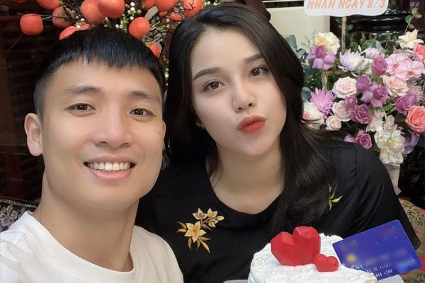 Bùi Tiến Dũng tặng quà là chiếc thẻ để Khánh Linh chi tiêu thoải mái. Bùi Tiến Dũng tặng quà là chiếc thẻ để Khánh Linh chi tiêu thoải mái.