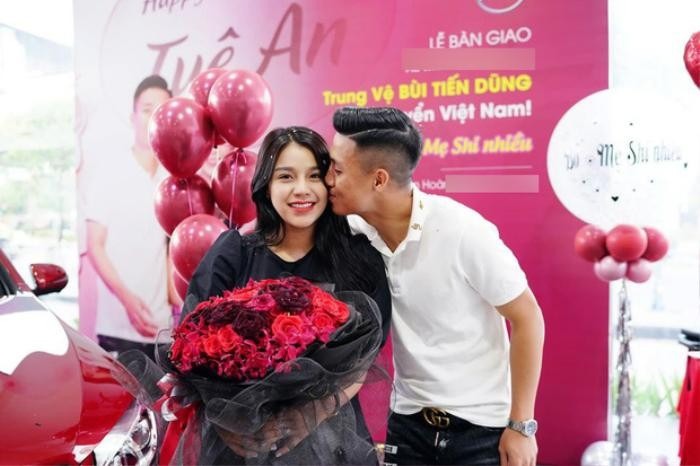 Nam cầu thủ mua cả xế hộp tiền tỷ cho bà xã. Nam cầu thủ mua cả xế hộp tiền tỷ cho bà xã.