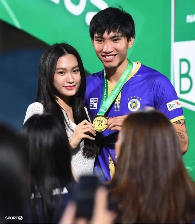 Đoàn Văn Hậu nhiều lần dành huy chương để 'tặng' bà xã. Đoàn Văn Hậu nhiều lần dành huy chương để 'tặng' bà xã.