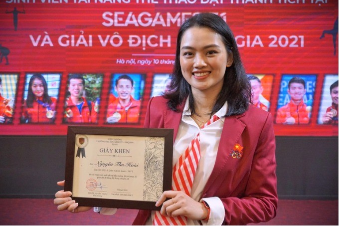 Ngoài thời chơi bóng, Nguyễn Thu Hoài còn tập trung cho việc học của mình tại trường Đại học Kinh tế - ĐH Quốc gia Hà Nội. Mới đây, Thu Hoài nhận vinh dự khi là một trong hai sinh viên của trường Đại học Kinh tế  - ĐHQG Hà Nội được nhận học bổng nhờ đạt thành tích tốt trong học kỳ 2, năm học 2022/23 hệ chính quy ngành QTKD - TNTT, chương trình chuẩn. Ảnh: Nguyễn Liên