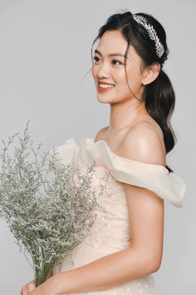 Trái ngược với hình ảnh quần đùi áo số và thi đấu máu lửa trên sân bóng chuyền, Thu Hoài ở ngoài đời lại có phong cách dịu dàng, nhẹ nhàng hơn hẳn