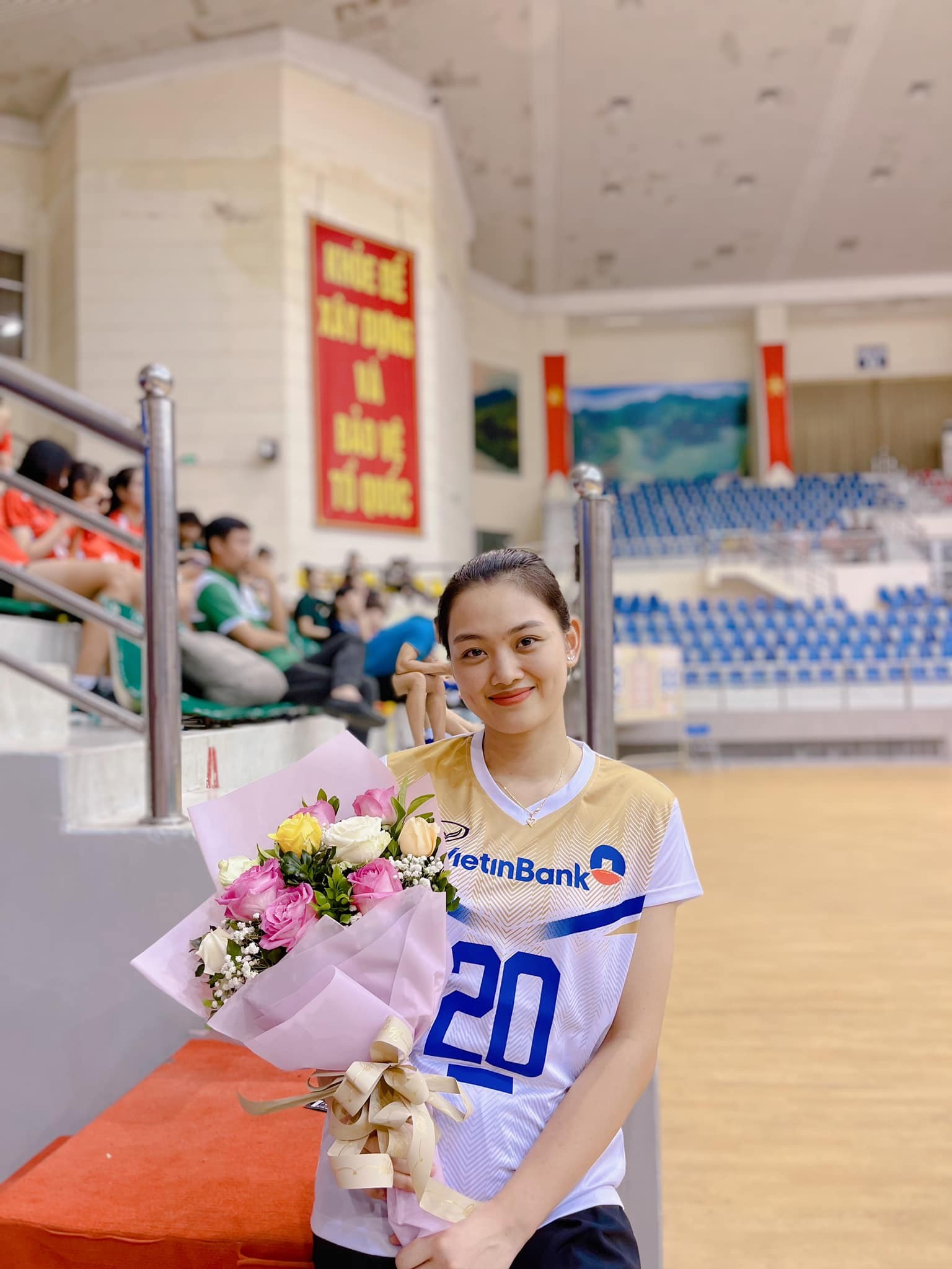 Nguyễn Thu Hoài, sinh năm 1998, đến từ Thái Bình, là một trong những cây chuyền hai xuất sắc nhất của bóng chuyền nữ Việt Nam hiện nay