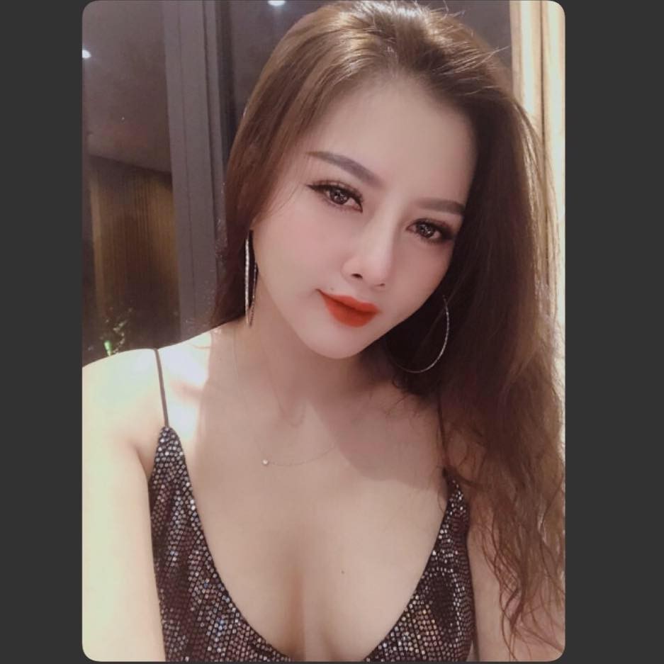 Bạn gái cựu tuyển thủ Việt Nam mặc đồ hở bạo khiến dân mạng 'đứng ngồi không yên' - Ảnh 1