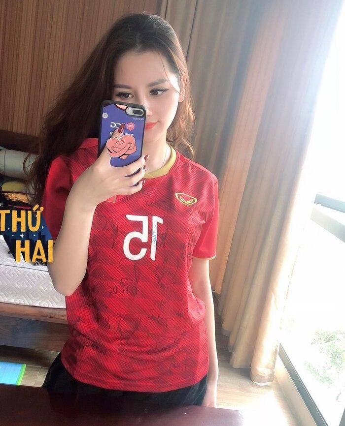 Bạn gái cựu tuyển thủ Việt Nam mặc đồ hở bạo khiến dân mạng 'đứng ngồi không yên' - Ảnh 2