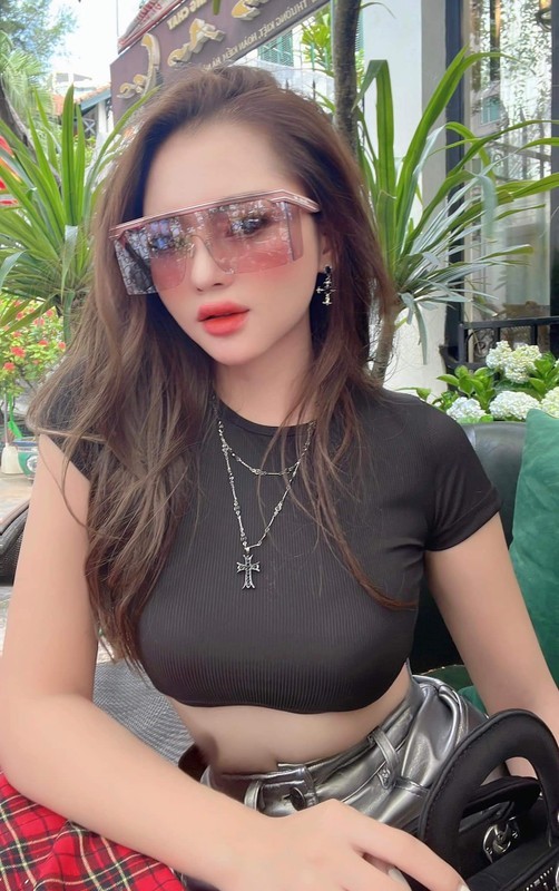 Bạn gái cựu tuyển thủ Việt Nam mặc đồ hở bạo khiến dân mạng 'đứng ngồi không yên' - Ảnh 3