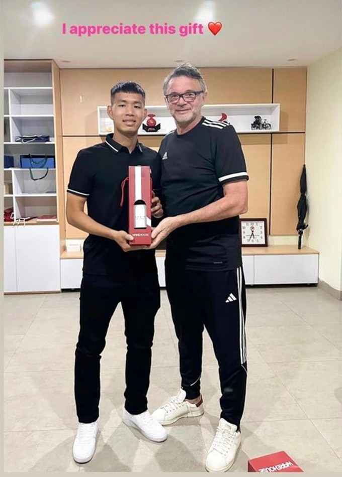 “I appreciate this gift”, Tuấn Dương thể hiện sự trân trọng, biết ơn món quà của HLV Troussier. Ảnh: FBNV “I appreciate this gift”, Tuấn Dương thể hiện sự trân trọng, biết ơn món quà của HLV Troussier. Ảnh: FBNV
