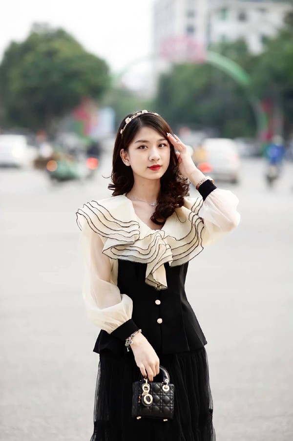 Trên facebook cá nhân, Văn Doanh Nhi thường xuyên cập nhật những hình ảnh xinh đẹp. Với với vẻ ngoài xinh xắn, dễ thương cùng gu ăn mặc thời trang ấn tượng,