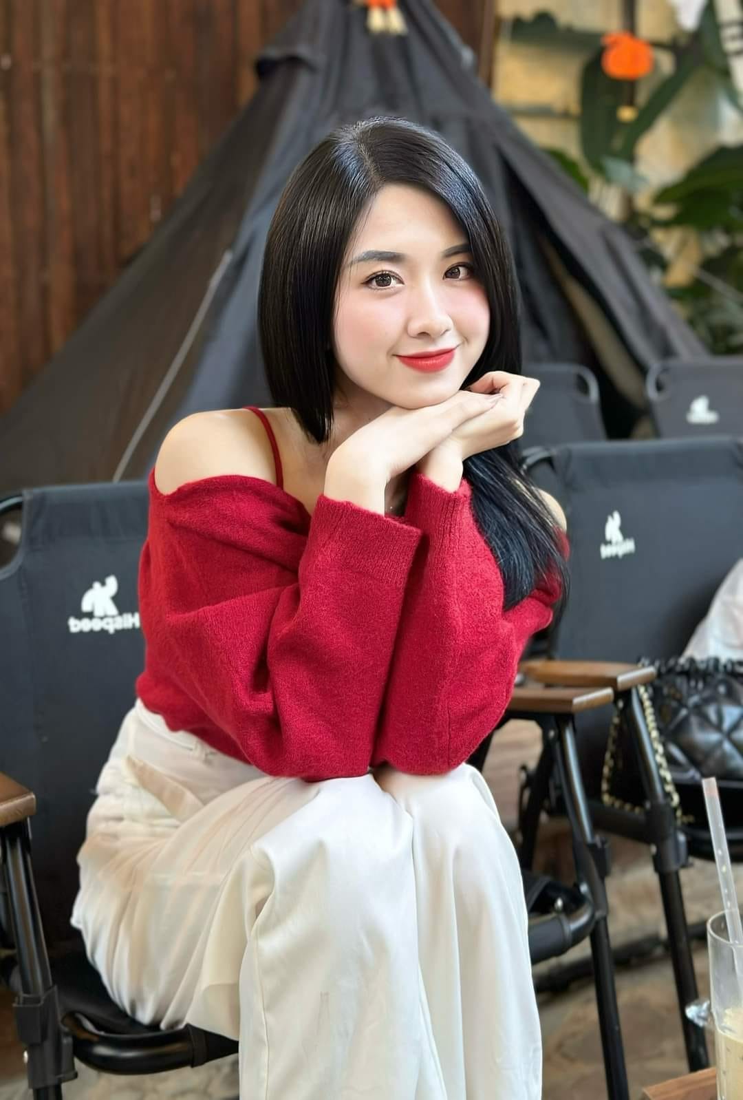 Doanh Nhi có vóc dáng cao, làn da trắng cùng khuôn mặt đẹp như “thần tiên tỷ tỷ” không kém gì nhiều hoa hậu trong các cuộc thi nhan sắc gần đây