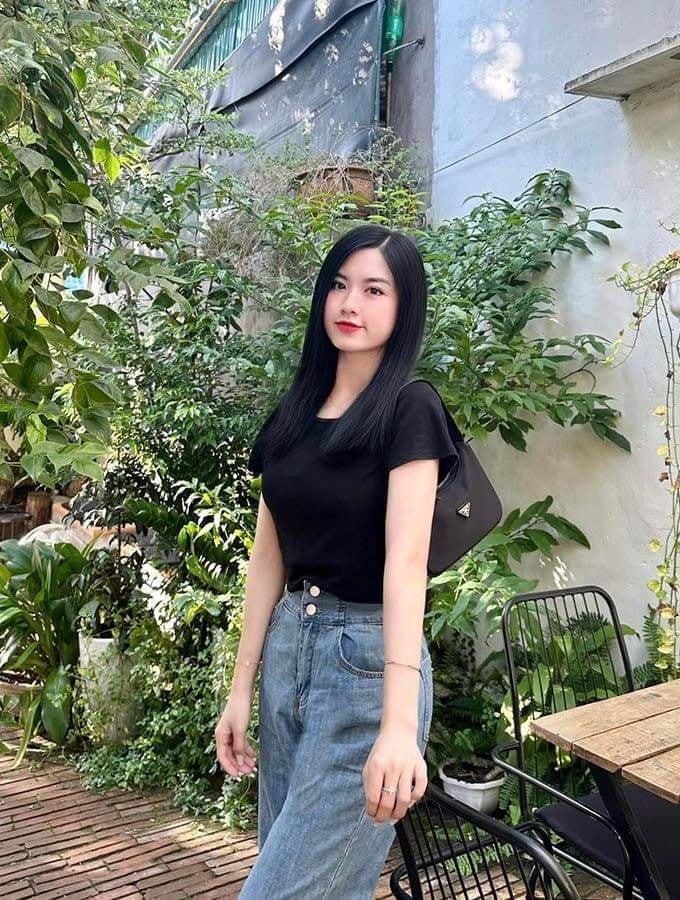 Cô nàng gây chú ý với khán giả nhờ nhan sắc xinh đẹp cùng vóc dáng mảnh mai