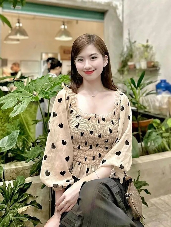 Nhan sắc của con gái ngôi sao bóng đá một thời Văn Sĩ Thủy hiện đang khiến mạng xôn xao bàn tán.