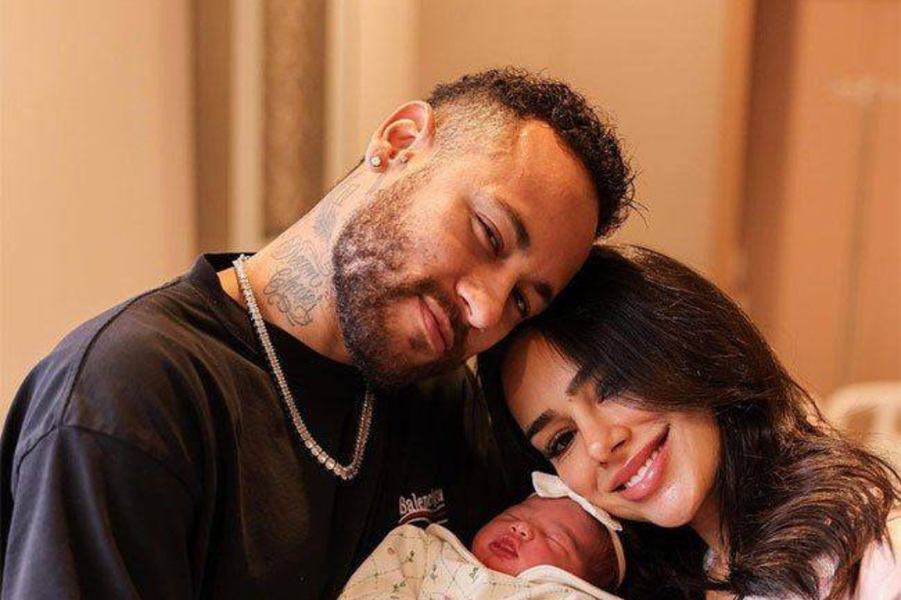 Neymar cùng bạn gái 'đường ai nấy đi' sau 1 tháng đón con đầu lòng. Ảnh: Internet