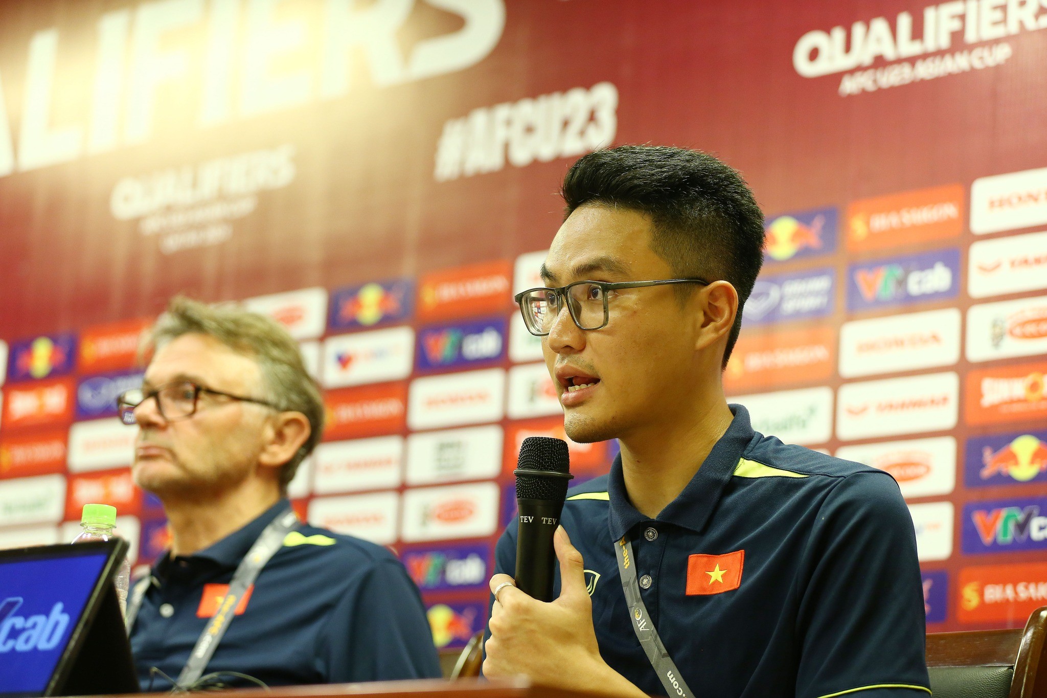 Trợ lý ngôn ngữ Hoàng Bách rất am hiểu triết lý bóng đá của HLV Troussier. Ảnh: FB Hoàng Bách