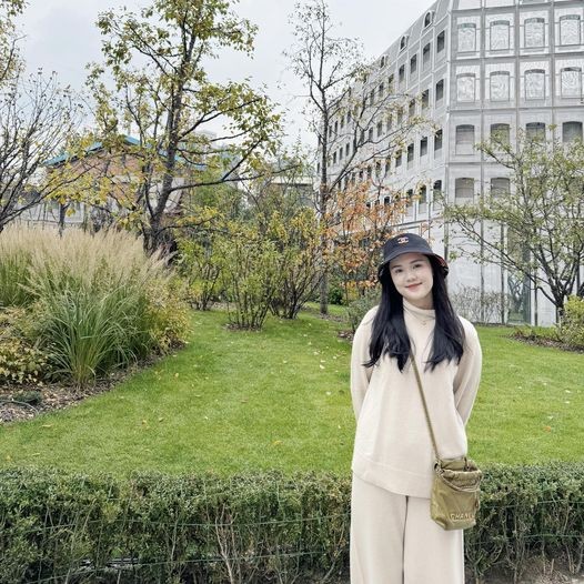 Quỳnh Anh là con gái thứ hai của ông Nguyễn Giang Đông - cựu chủ tịch CLB bóng đá Sài Gòn.