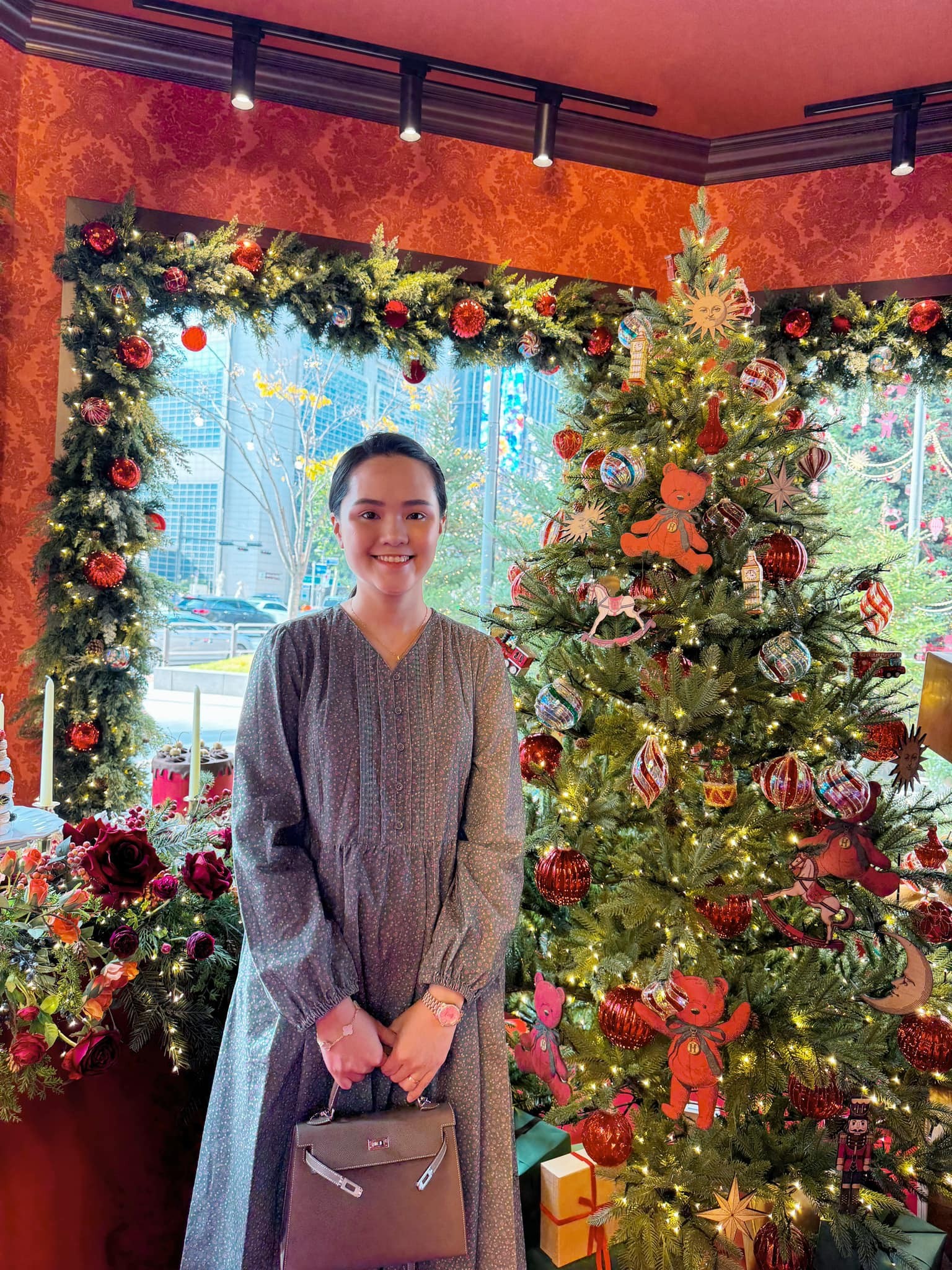 Bà xã Duy Mạnh chỉ trang điểm nhẹ nhàng, buộc tóc gọn gàng, không tạo kiểu cầu kì. Nàng WAG nở nụ cười rạng rỡ, được khen ngợi bởi vẻ ngoài mộc mạc, dễ thương