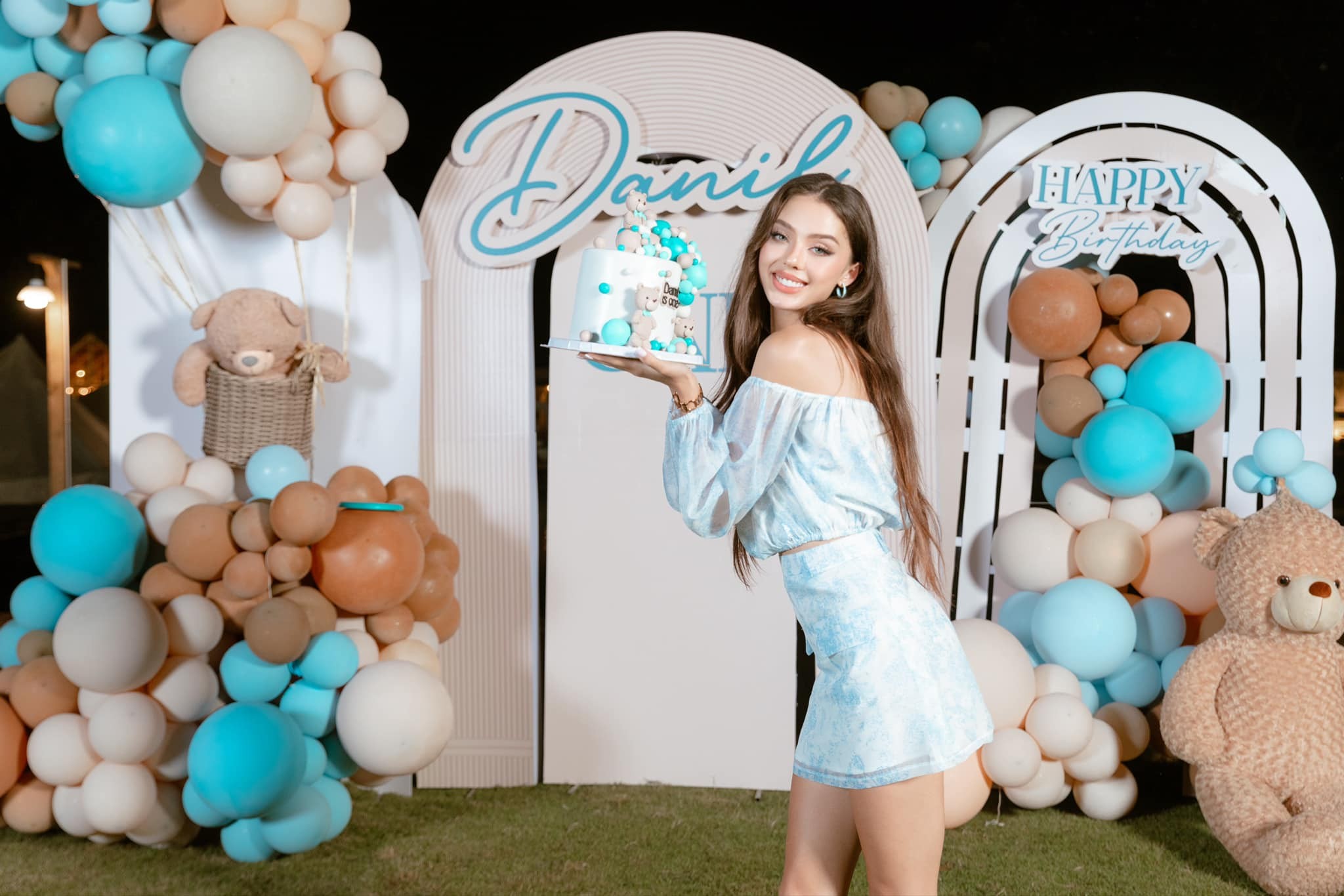 Vợ Tây của Bùi Tiến Dũng khoe nhan sắc gây thương nhớ, xinh xắn rạng ngời - Ảnh 1