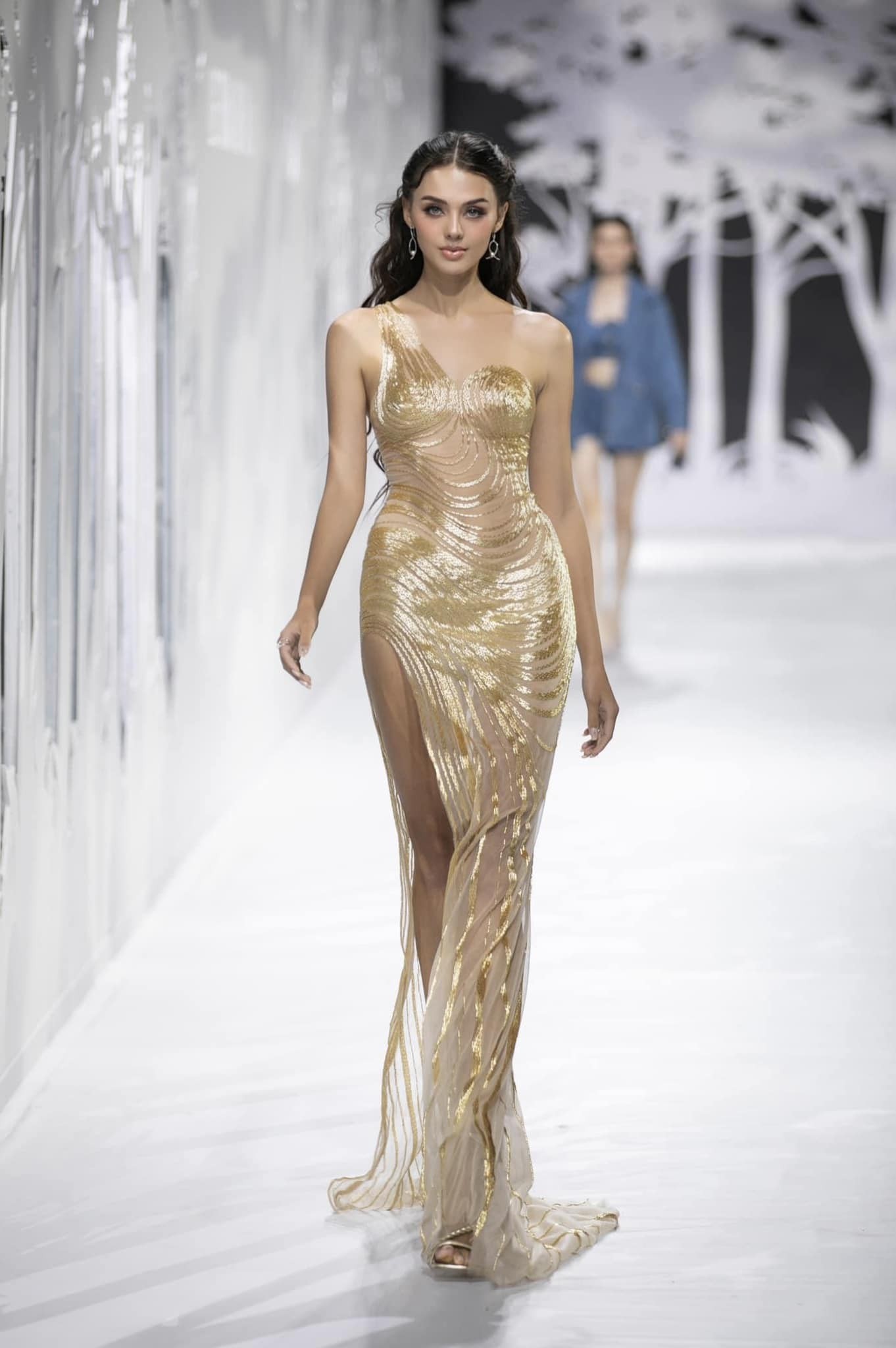 10X tự tin khoe nét đẹp phương Tây cuốn hút cùng hình thể thon gọn, nuột nà không khác gì thời con gái