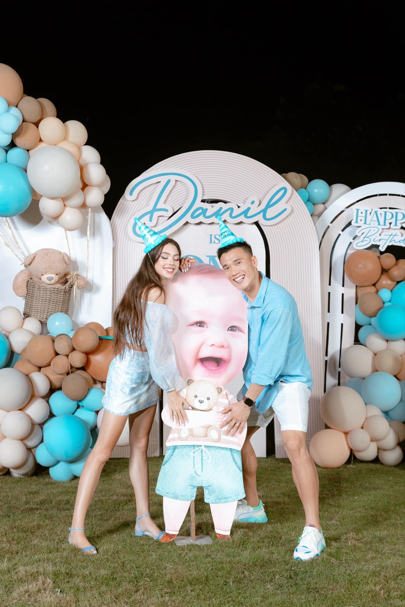 Mới đây, vợ chồng Bùi Tiến Dũng đã tổ chức sinh nhật 1 tuổi cho con trai Danil với sự góp mặt của ông bà nội ngoại và bạn bè thân thiết.