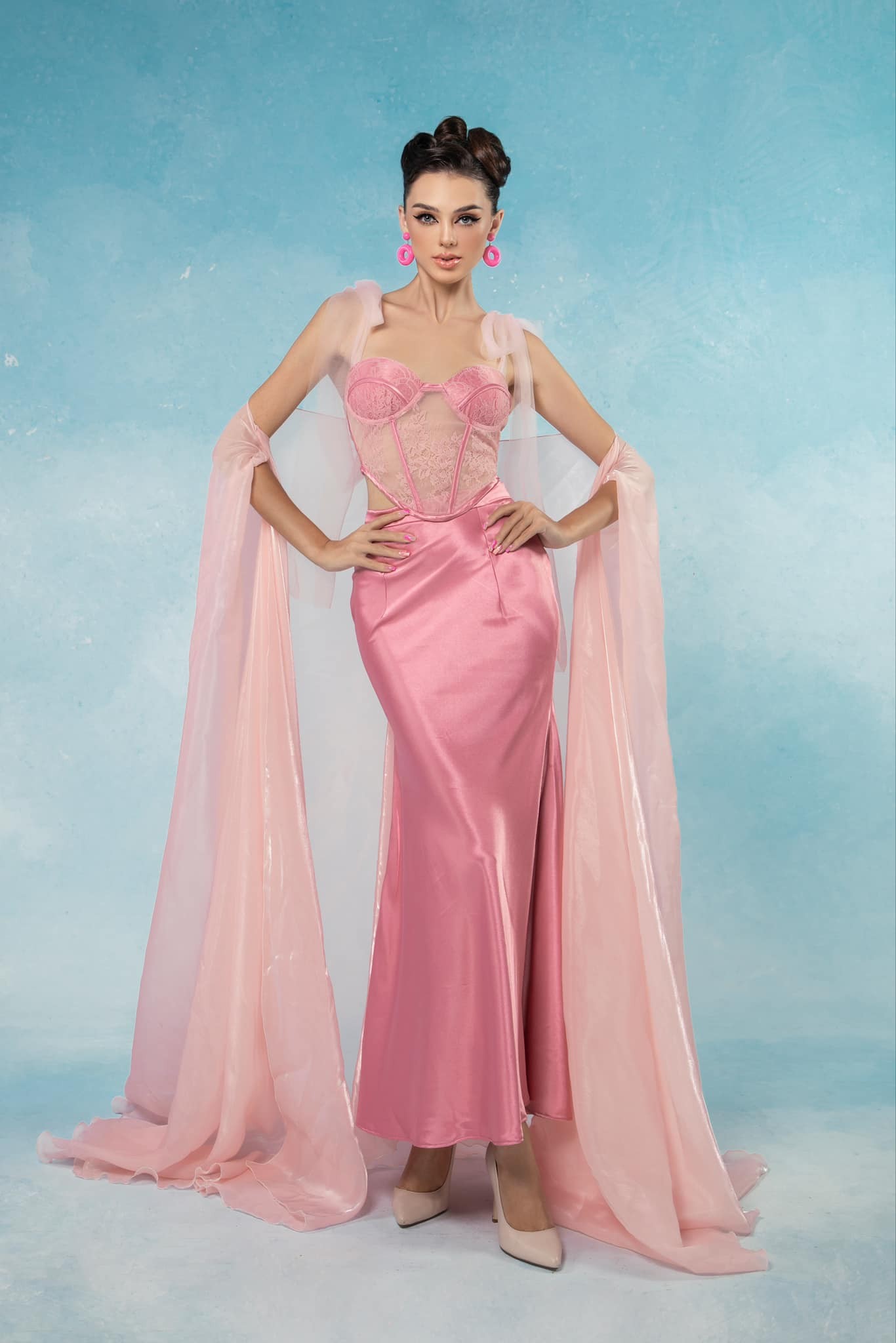 Nàng WAG xinh đẹp của thủ môn của CLB TP.HCM tiết lộ cô đã giảm tới 13 cân ngay sau khi sinh con, để lấy lại vóc dáng và trở lại với công việc người mẫu như hiện tại.