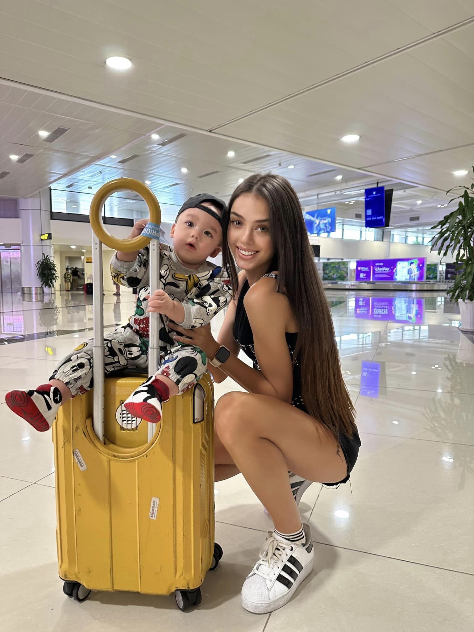 Dù trở lại sàn catwalk sau khi sinh con nhưng bà xã Bùi Tiến Dũng vẫn dành nhiều thời gian chăm sóc gia đình. Cô nàng thường xuyên chia sẻ khoảnh khắc vui chơi cùng con trai và đi nghỉ cùng ông xã Bùi Tiến Dũng.