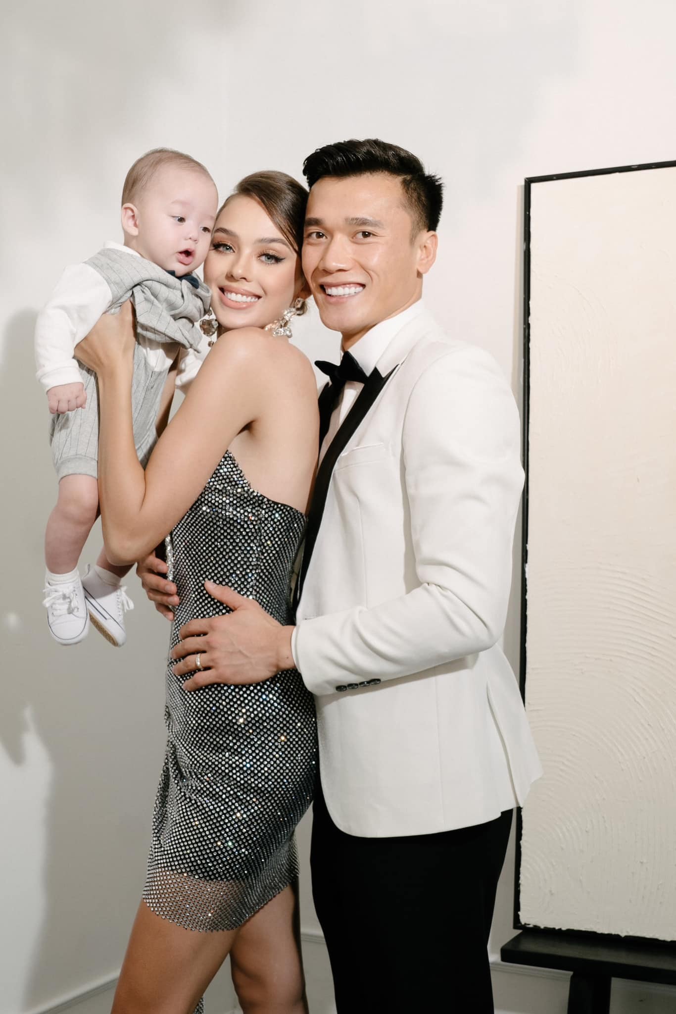 Dianka Zakhidova - vợ của thủ môn Bùi Tiến Dũng khiến các fan trầm trồ bởi nhan sắc ngày càng thăng hạng dù đã là “gái một con”.