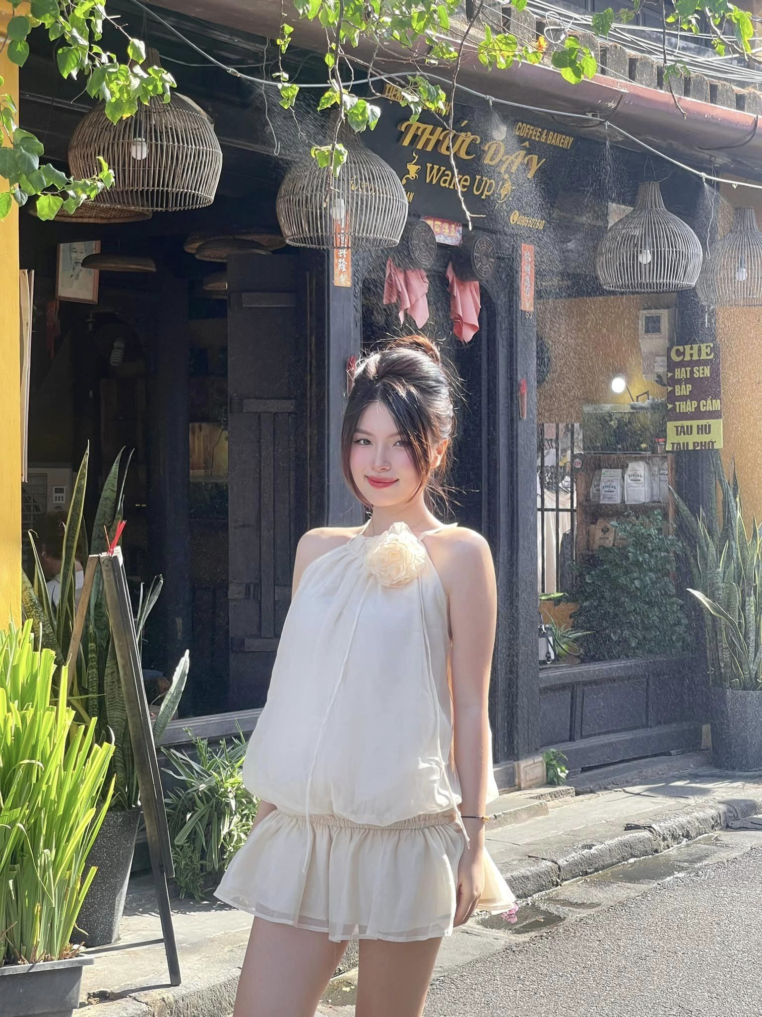 Nhiều người cũng dành những lời khen cho nhan sắc ngày càng lột xác của cô nàng Nhiều người cũng dành những lời khen cho nhan sắc ngày càng lột xác của cô nàng