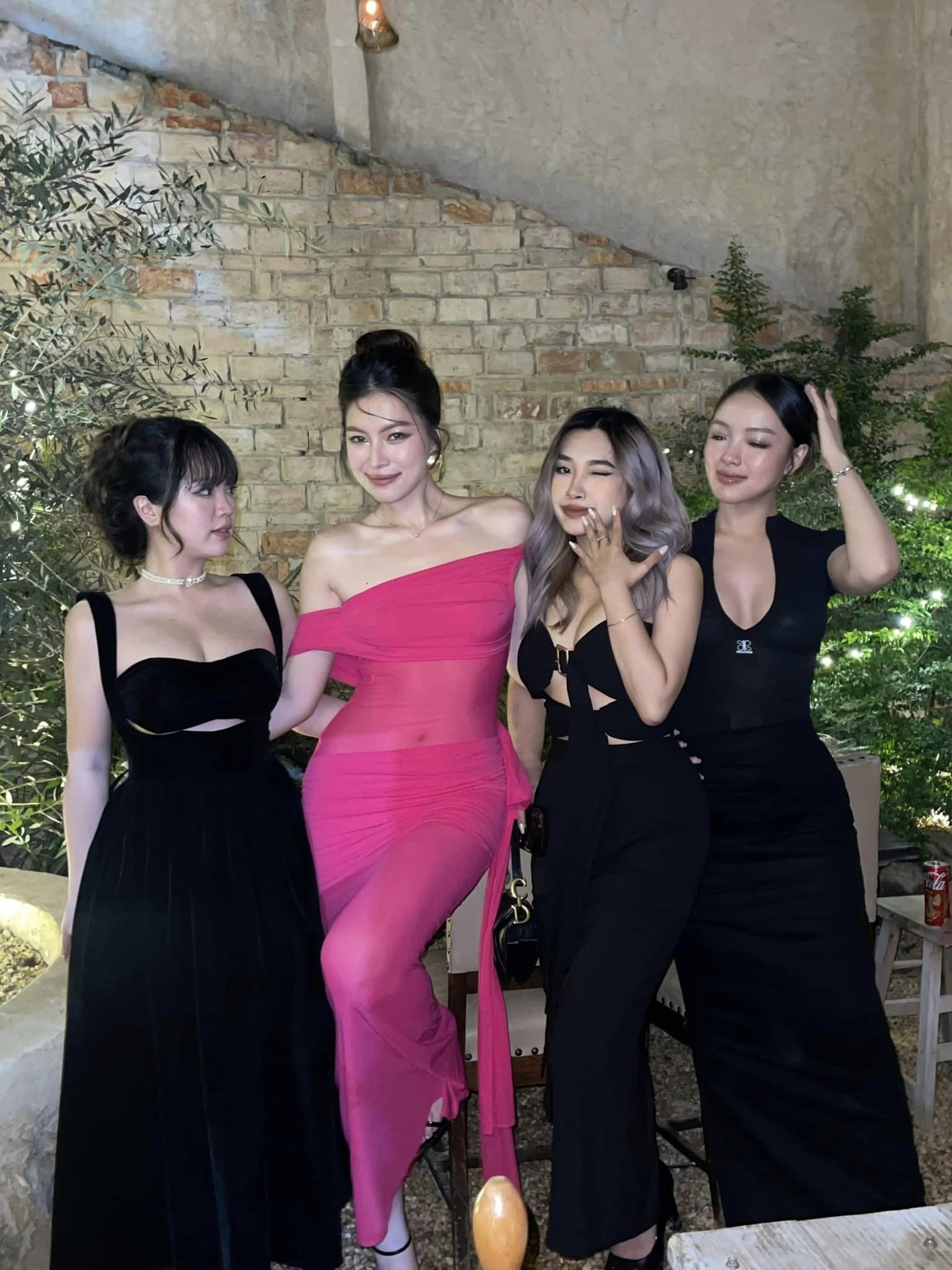 Người đẹp sinh năm 2000 diện chiếc đầm mầu hồng trễ vai, được thiết kế đặc biệt với chất liệu mỏng manh có thể nhìn trọn vòng 2 của cô. Người đẹp sinh năm 2000 diện chiếc đầm mầu hồng trễ vai, được thiết kế đặc biệt với chất liệu mỏng manh có thể nhìn trọn vòng 2 của cô.
