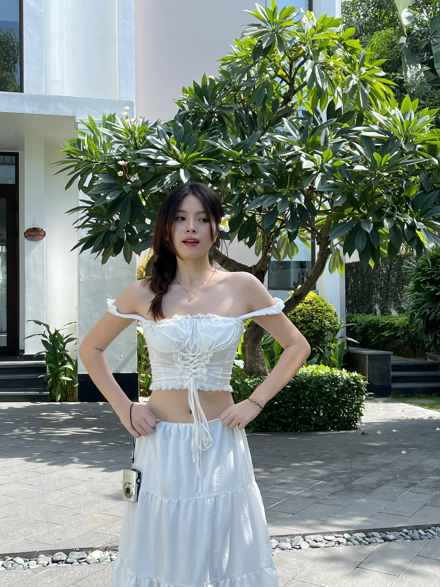 sở hữu làn da trắng nõn, đôi chân dài miên man và số đo 3 vòng chuẩn. sở hữu làn da trắng nõn, đôi chân dài miên man và số đo 3 vòng chuẩn.