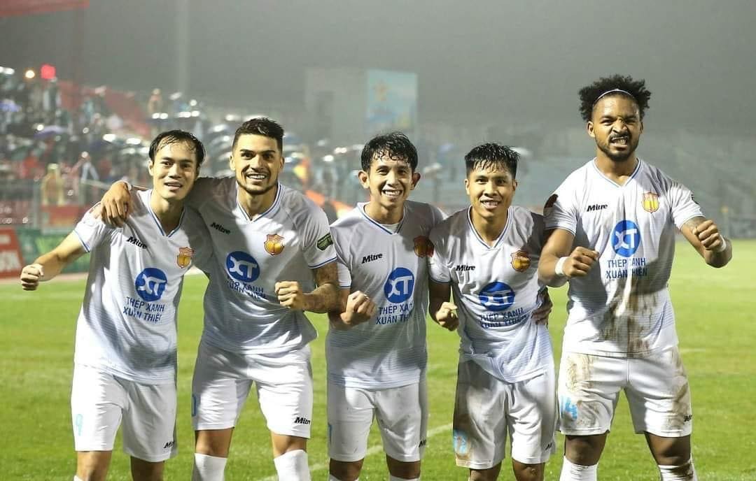 CLB Nam Định vững vàng ở ngôi đầu bảng V-League với 4 trận toàn thắng