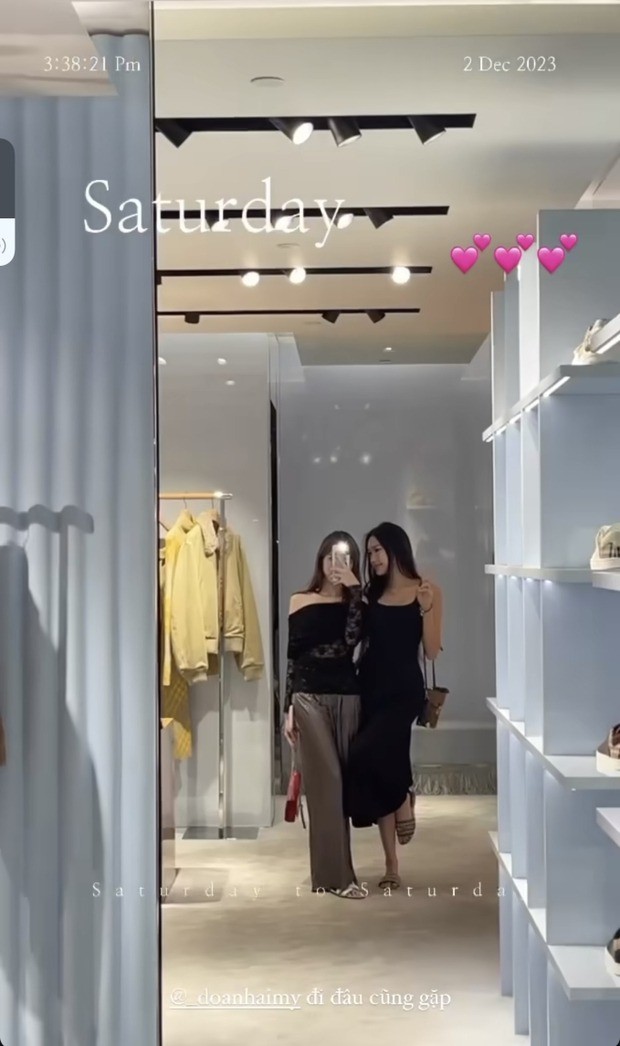 Bà xã Đoàn Văn Hậu đăng lại khoảnh khắc đi mua sắm cùng một người bạn Bà xã Đoàn Văn Hậu đăng lại khoảnh khắc đi mua sắm cùng một người bạn