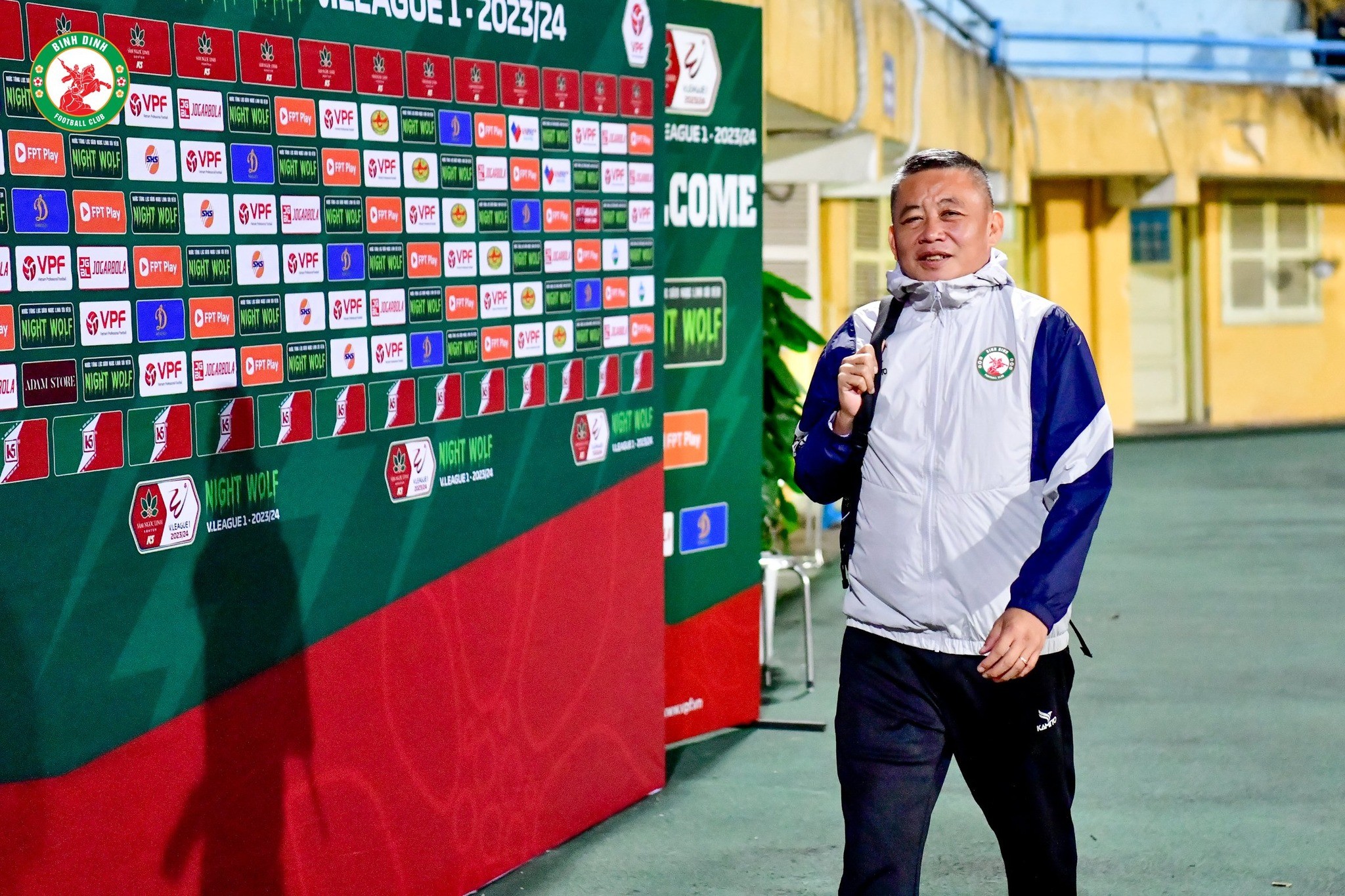 HLV Bùi Đoàn Quang Huy dành lời khen cho thủ môn Văn Lâm. Ảnh: CLB Bình Định