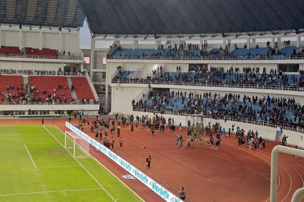 Bạo loạn ở trận PSIS Semarang gặp PSS Sleman tại giải VĐQG Indonesia. Ảnh: Internet
