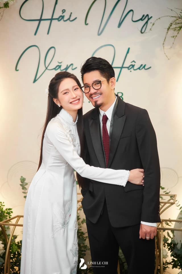 Ông Doãn Thanh Sơn, bố vợ Đoàn Văn Hậu nhận được nhiều lời khen về vẻ bề ngoài thu hút. Ảnh: Linh Le Chi Ông Doãn Thanh Sơn, bố vợ Đoàn Văn Hậu nhận được nhiều lời khen về vẻ bề ngoài thu hút. Ảnh: Linh Le Chi