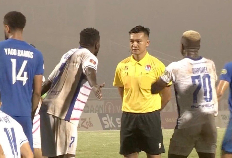 Trọng tài Khổng Tam Cường gây tranh cãi ở trận SLNA hòa Quảng Nam. Ảnh: Internet