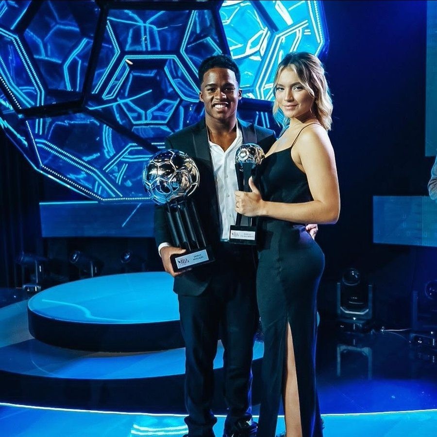 Endrick nhận được giải Bàn thắng đẹp nhất và Phát hiện vĩ đại nhất của mùa giải ở giải VĐQG Brazil 2023 cùng bạn gái hơn 3 tuổi. Ảnh: Internet