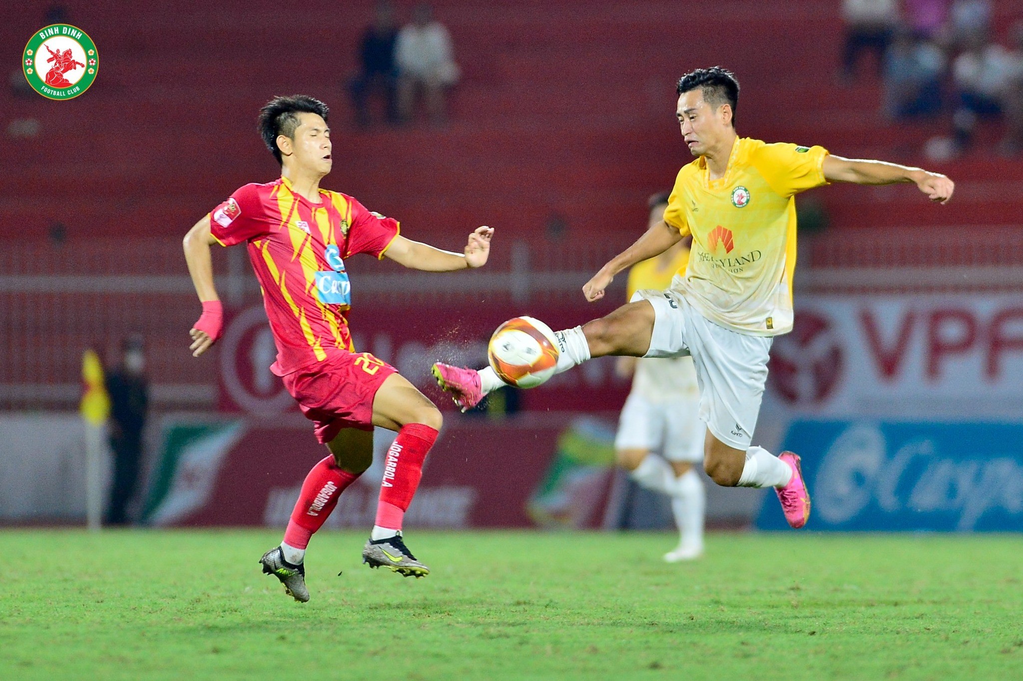 Màn so tài giữa Bình Định và Thanh Hóa diễn ra đầy kịch tính. Ảnh: CLB Bình Định